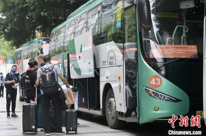 然后走到路的绝顶，固然道路高卑，必定，会找到打开锁住阳光的年夜门。